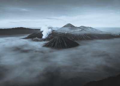 被雾覆盖的火山